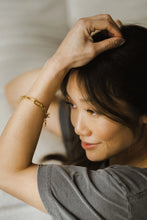 Load image into Gallery viewer, Connection Paperclip Chain Bracelet Gold